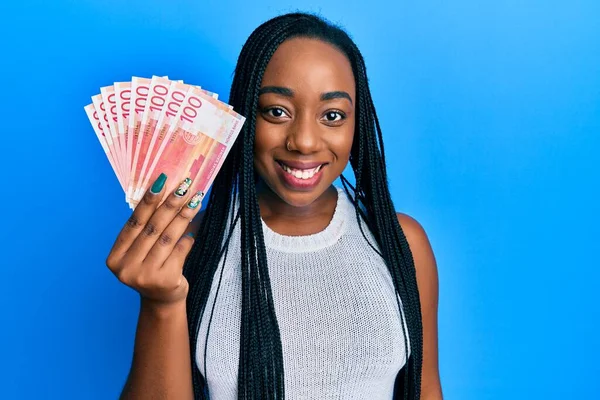 Joven Mujer Afroamericana Sosteniendo 100 Billetes Noruegos Que Parecen Positivos — Foto de Stock