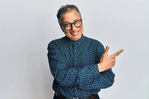 Středního Věku Indián Muž Sobě Ležérní Oblečení Brýle Veselým Úsměvem — Stock fotografie