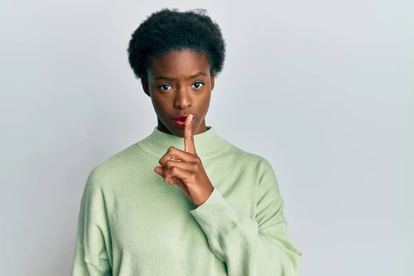 Young African American Girl Wearing Casual Clothes Asking Quiet Finger — Stock Photo, Image