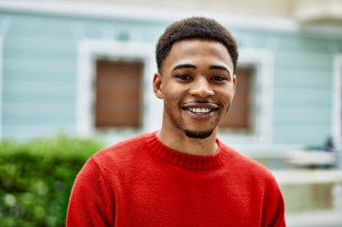 Yakışıklı Afro-Amerikan adam dışarıda.