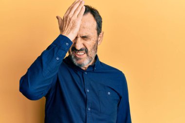 Orta yaşlı İspanyol bir adam gündelik kıyafetler giyer. Yanlışlıkla kafa kafaya şaşırır. Hatayı hatırla. Unuttum, kötü hafıza kavramı. 