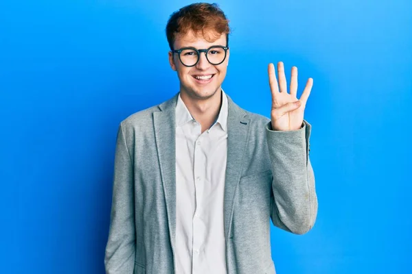 Mladý Běloch Elegantním Oblečení Brýlích Ukazuje Ukazuje Prsty Číslo Čtyři — Stock fotografie