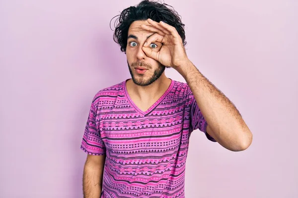 Bonito Homem Hispânico Vestindo Camisa Rosa Casual Fazendo Gesto Chocado — Fotografia de Stock