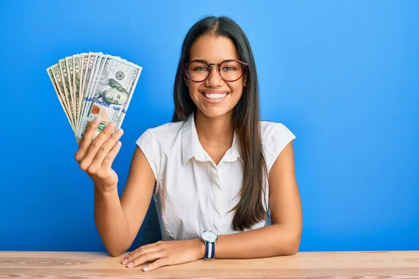 Hermosa Mujer Hispana Sosteniendo Dólares Luciendo Positiva Feliz Pie Sonriendo — Foto de Stock