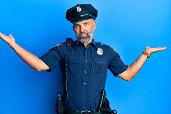 Homem Bonito Meia Idade Vestindo Uniforme Policial Sem Noção Expressão — Fotografia de Stock