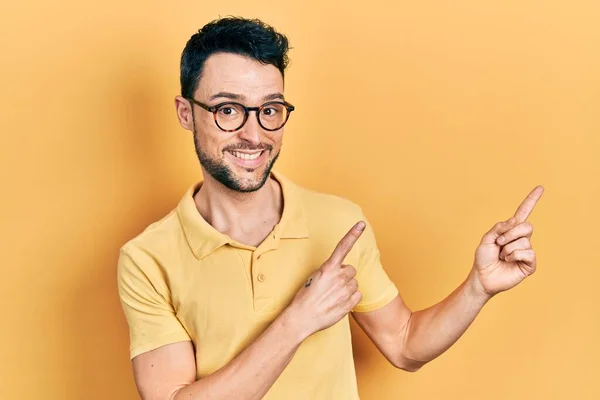 Junger Hispanischer Mann Lässiger Kleidung Und Brille Der Lächelnd Die — Stockfoto