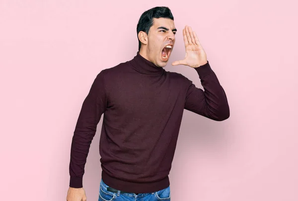 Hombre Hispano Guapo Usando Suéter Casual Cuello Alto Gritando Gritando —  Fotos de Stock