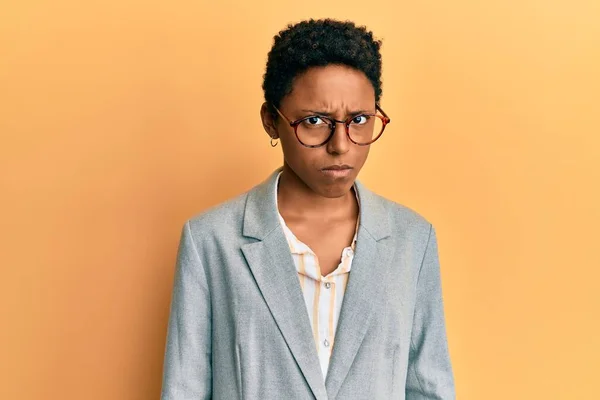 Chica Afroamericana Joven Con Chaqueta Negocios Gafas Escéptico Nervioso Frunciendo —  Fotos de Stock