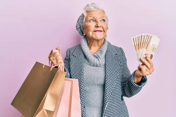 Senior Mujer Pelo Gris Sosteniendo Bolsas Compras Corea Del Sur — Foto de Stock