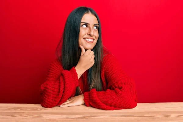 Schöne Hispanische Frau Lässiger Kleidung Die Mit Der Hand Kinn — Stockfoto