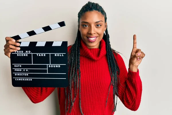 Africano Americano Mulher Com Tranças Segurando Vídeo Filme Clapboard Sorrindo — Fotografia de Stock