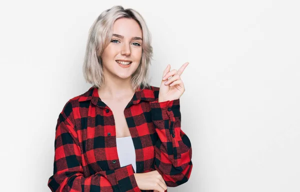 Ung Blond Jente Løse Klær Smilende Lykkelig Peker Med Hånden – stockfoto