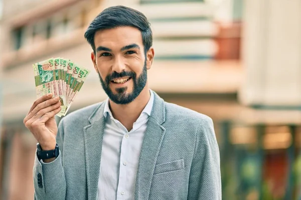 Jovem Empresário Hispânico Sorrindo Feliz Segurando Notas Kong Kong Dólares — Fotografia de Stock
