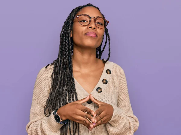 Mujer Afroamericana Vistiendo Ropa Casual Con Las Manos Juntas Los —  Fotos de Stock