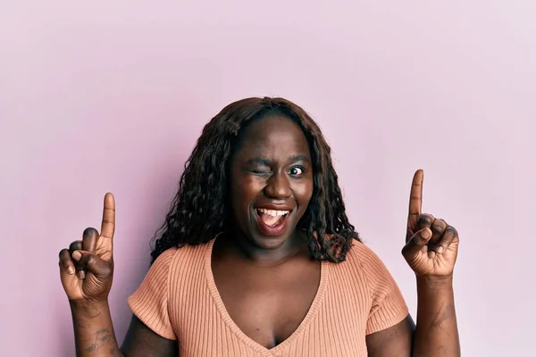 Afrikansk Ung Kvinna Pekar Upp Med Fingrarna Blinkande Tittar Kameran — Stockfoto