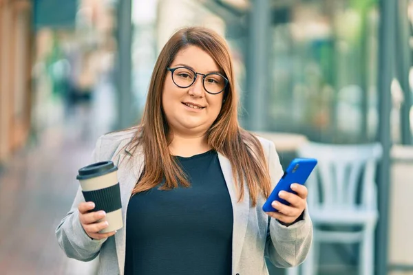 Jong Size Zakenvrouw Met Behulp Van Smartphone Het Drinken Van — Stockfoto