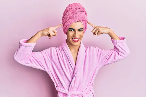 Jonge Man Draagt Vrouw Make Het Dragen Van Douche Handdoek — Stockfoto