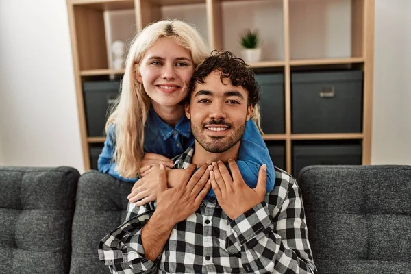 Jeune Couple Assis Sur Canapé Étreignant Maison — Photo