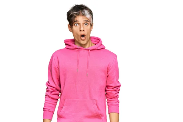 Junger Hispanischer Mann Lässigem Rosafarbenem Sweatshirt Ängstlich Und Schockiert Mit — Stockfoto