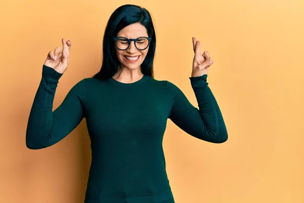 Ung Kaukasisk Kvinna Klädd Avslappnade Kläder Och Glasögon Gestikulerande Finger — Stockfoto