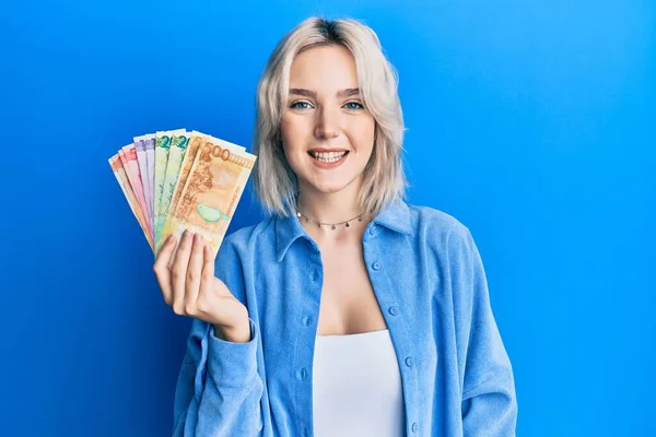 Mladá Blondýnka Drží Filipínské Peso Bankovky Vypadá Pozitivně Šťastně Stojící — Stock fotografie