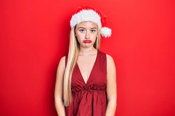 Mladá Blondýnka Vánočním Kloboukem Depresi Obavách Úzkosti Rozzlobená Vystrašená Smutný — Stock fotografie