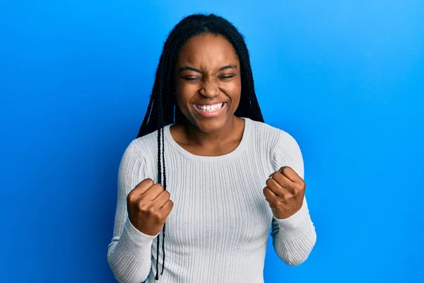 Mulher Afro Americana Com Cabelo Trançado Vestindo Camisola Branca Casual — Fotografia de Stock