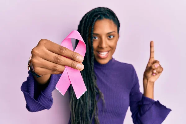 Mujer Afroamericana Sosteniendo Cinta Cáncer Rosa Sonriendo Con Una Idea — Foto de Stock