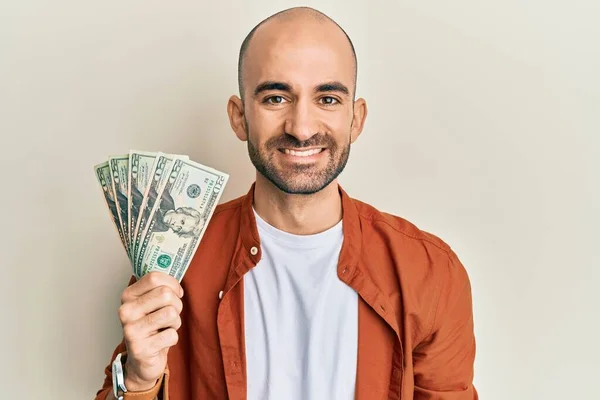 Jovem Hispânico Segurando Nota Dólares Parecendo Positivo Feliz Sorrindo Com — Fotografia de Stock