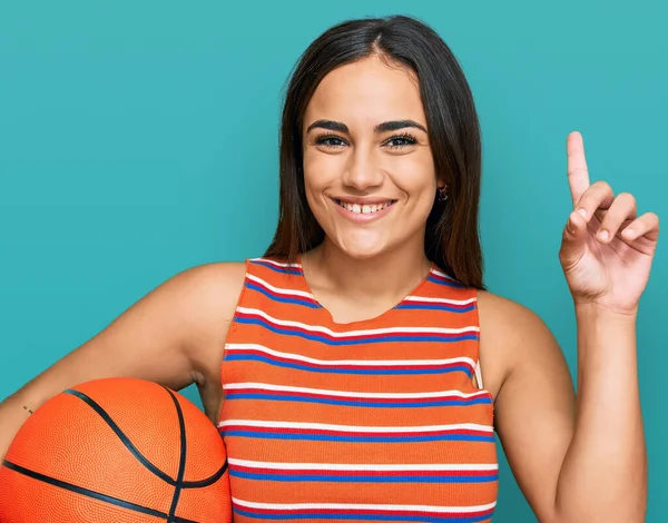 Basketbol Topu Tutan Genç Esmer Kadın Bir Fikre Soru Işaretine — Stok fotoğraf