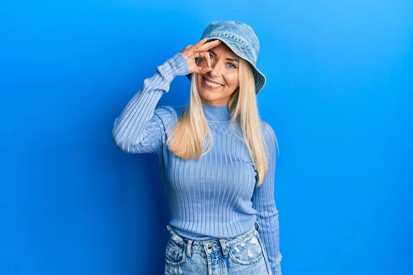Ung Blond Kvinna Bär Casual Denim Hatt Gör Gest Med — Stockfoto