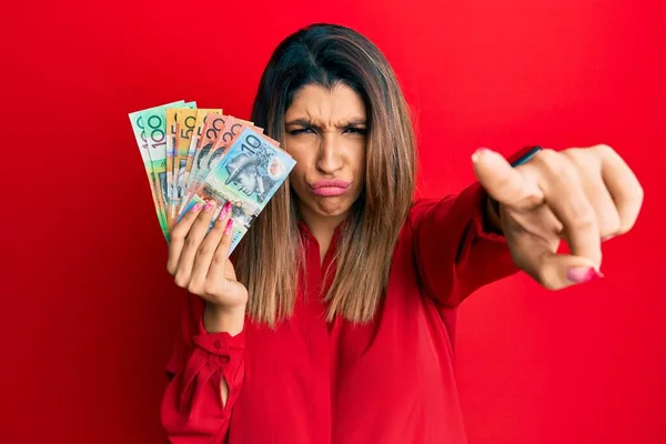Belle Femme Brune Tenant Des Dollars Australiens Pointant Mécontent Frustré — Photo