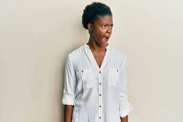 若いアフリカ系アメリカ人の少女は怒り狂ったカジュアルな服を着て怒りで叫び 不満と激怒叫んでいる 怒りと攻撃的な考え方 — ストック写真