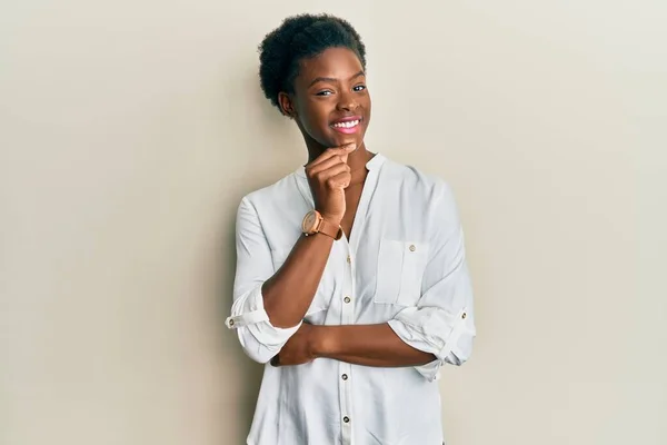 Νεαρή Αφρικάνα Αμερικανίδα Που Φοράει Καθημερινά Ρούχα Και Κοιτάζει Αυτοπεποίθηση — Φωτογραφία Αρχείου