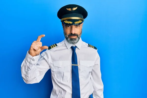 Középkorú Férfi Szakállas Ősz Haj Visel Repülőgép Pilóta Egyenruha Mosolygós — Stock Fotó