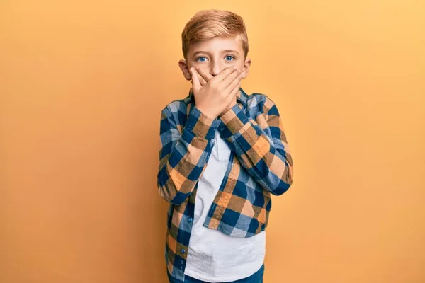カジュアルな服を着ている小さな白人の少年は 間違いのために手で口を覆いショックを受けました 秘密の概念 — ストック写真