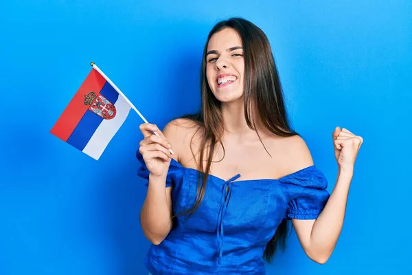 Jeune Adolescente Brune Tenant Drapeau Serbia Criant Fière Célébrant Victoire — Photo