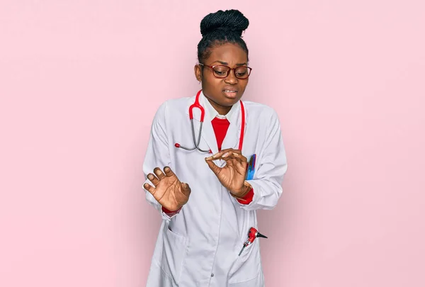 Jeune Femme Afro Américaine Portant Uniforme Médecin Stéthoscope Expression Dégoûtée — Photo