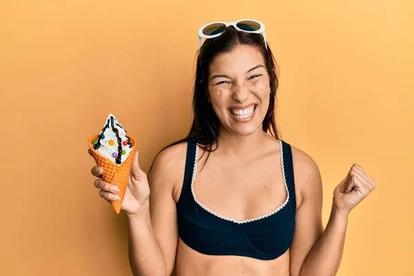 Mujer Latina Joven Con Bikini Sosteniendo Helado Gritando Orgullosa Celebrando —  Fotos de Stock