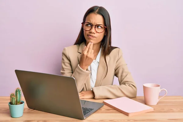 Hermosa Mujer Hispana Trabajando Oficina Con Gafas Pensando Concentrada Duda — Foto de Stock