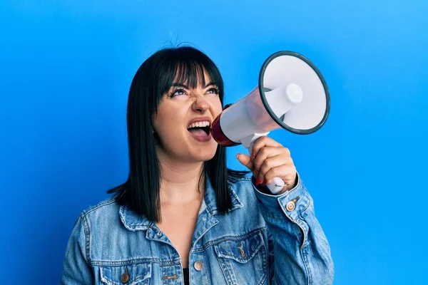 Jovem Size Mulher Gritando Usando Megafone — Fotografia de Stock