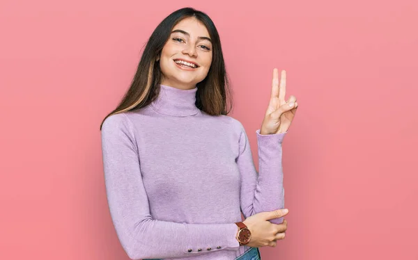 Die Junge Hübsche Teenagerin Trägt Rollkragenpullover Und Lächelt Mit Glücklichem — Stockfoto
