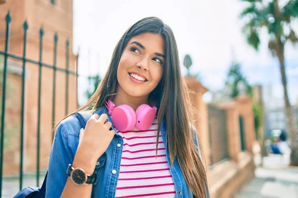 若いですヒスパニック系の学生の女の子笑顔幸せな歩行で街 — ストック写真