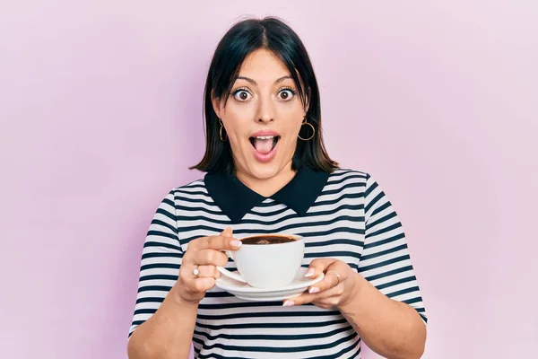 Mujer Hispana Joven Bebiendo Una Taza Café Celebrando Loco Sorprendido — Foto de Stock