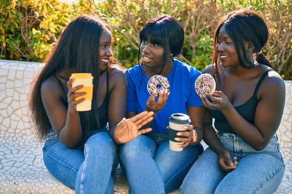 3人のアフリカ系アメリカ人の友人が公園で朝食を食べ — ストック写真