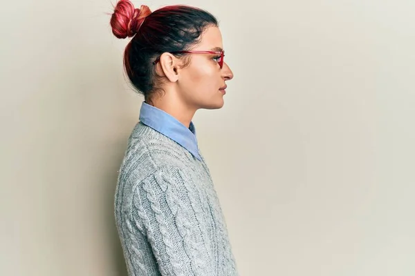 Ung Kaukasiska Kvinna Bär Casual Kläder Och Glasögon Ser Sidan — Stockfoto