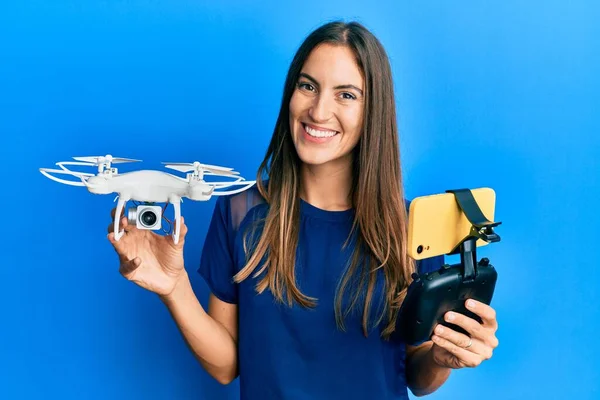 Jovem Mulher Bonita Tirando Uma Foto Selfie Com Drone Voador — Fotografia de Stock