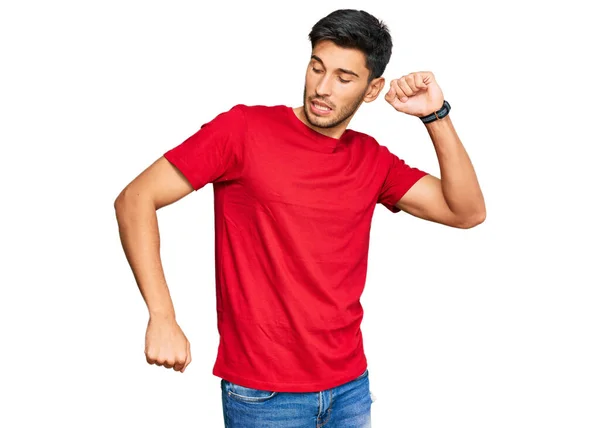 Mladý Pohledný Muž Neformálním Červeném Tričku Nataženém Dozadu Unavený Uvolněný — Stock fotografie