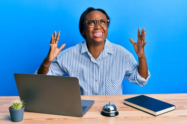 Jovem Africana Trabalhando Recepção Hotel Usando Laptop Louco Louco Gritando — Fotografia de Stock