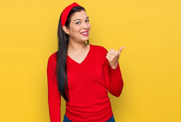 Jonge Latino Vrouw Dragen Casual Kleding Glimlachen Met Gelukkig Gezicht — Stockfoto